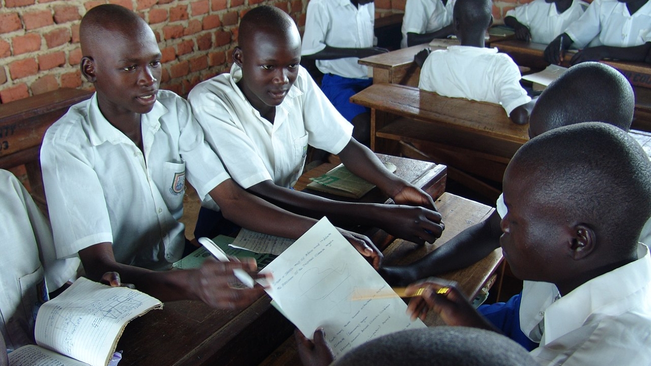 1280px-Uganda_students
